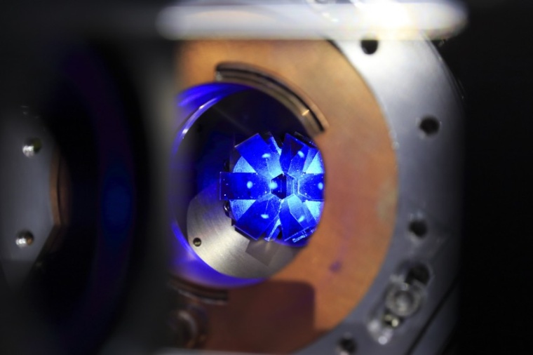 Abb.: Blick auf eine Wolke von blau fluoreszierenden Strontium­atomen. Sie...