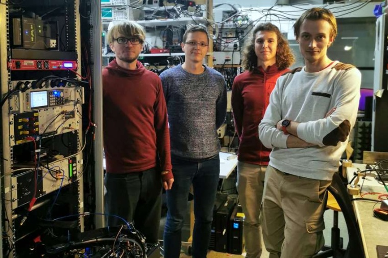 Abb.: Mitglieder des Forschungs­teams im Quanten­computer-Labor am Institut...