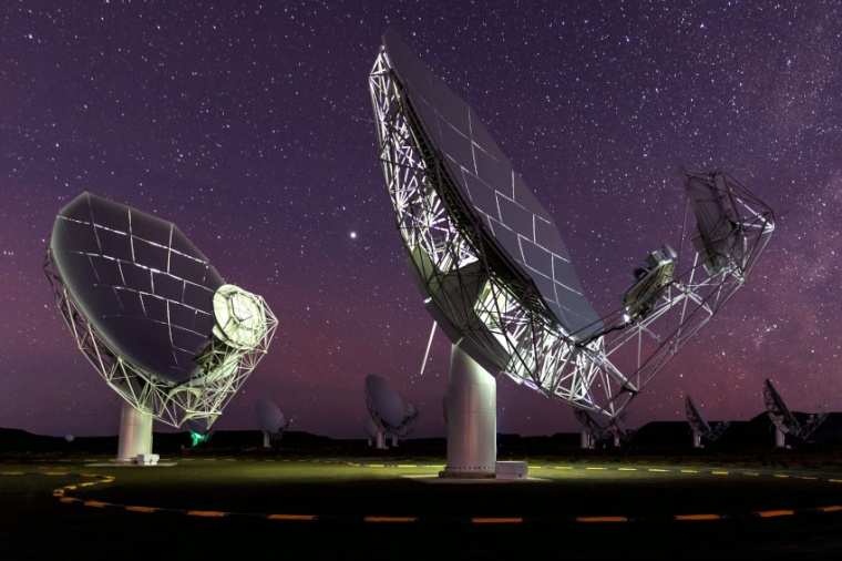 Abb.: Parabolspiegel der MeerKAT-Teleskop­anlage in der Karoo-Wüste in...