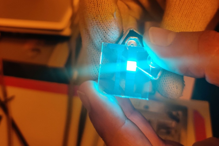 Abb.: Untersuchung einer organischen Leuchtdiode (OLED). (Bild: R. Saxena)