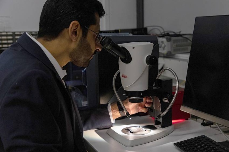 Abb.: Nabeel Aslam unter­sucht einen Diamanten mit dem Mikro­skop im...