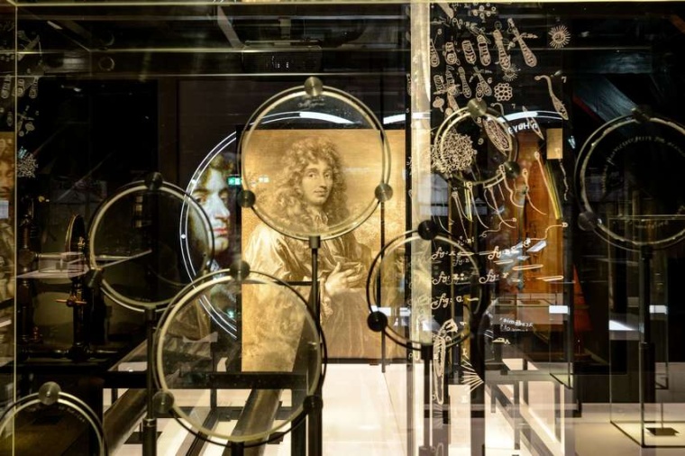 Abb.: Eine Sammlung von Linsen von Christiaan Huygens mit seinem Porträt im...