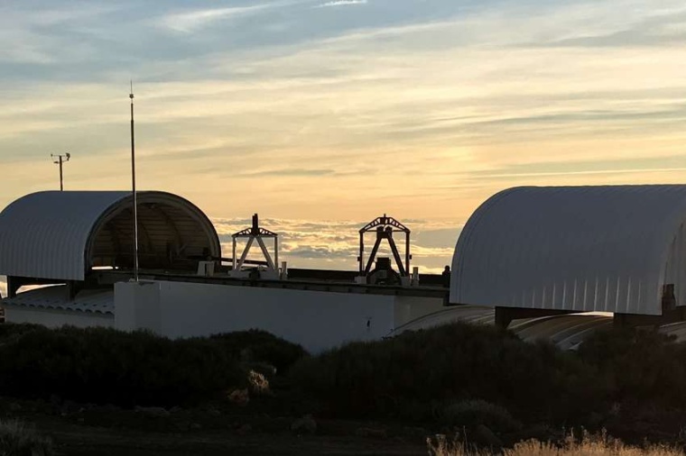 Abb.: Das STELLA-Obser­va­to­rium auf Teneriffa. Die Dächer sind geöffnet...
