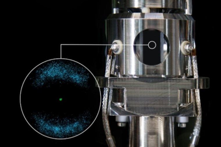 Abb.: Blick durch ein Ionen­mikroskop (Bild: N. Zuber)