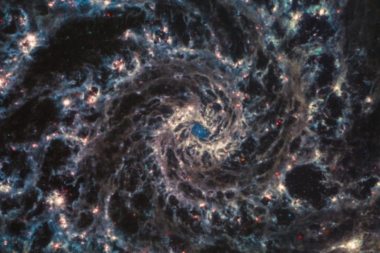 Abb.: Dieses aus drei Farben zusammen­gesetzte Bild zeigt NGC 628 (M 74), eine...