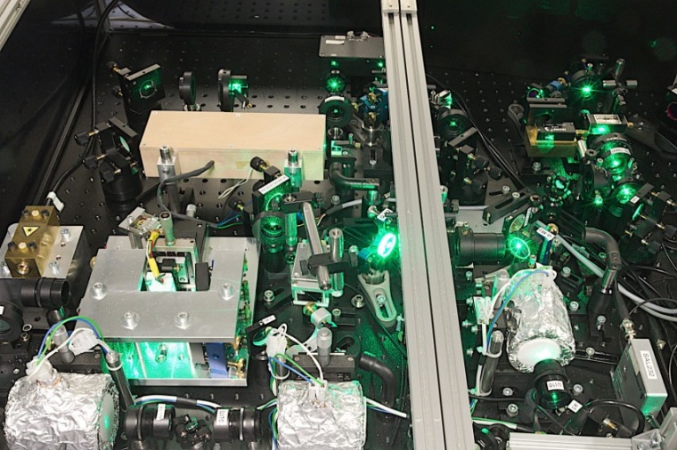Abb.: Makro­skopischer Tisch­aufbau komplexer Laser­systeme in einer...