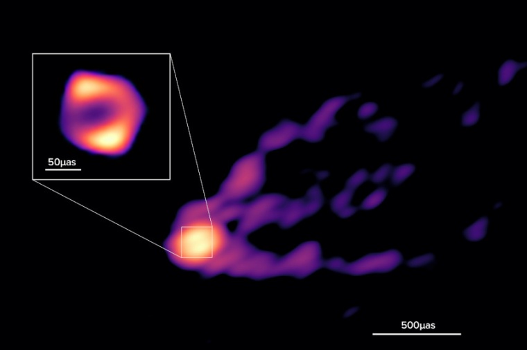 Abb.: Bild der zentralen Region des schwarzen Lochs in Messier 87, aufgenommen...