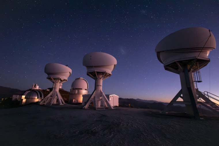 Abb.: Das BlackGEM-Array, bestehend aus drei neuen Teleskopen am La...