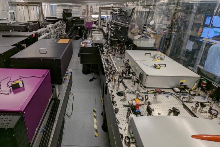 Abb.: Der neue DiPOLE-Laser an der HED-Experimentier­station (Bild: HZDR)