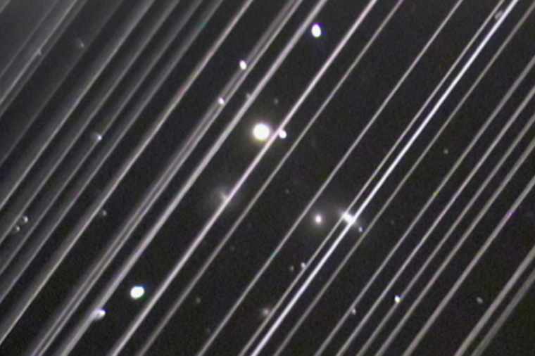 Abb.: Aufnahme eines Teleskops am Lowell Observatory in Arizona. Die Spuren...