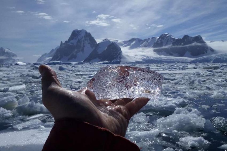 Abb.: Der Südliche Ozean um­gibt die Ant­arktis wie ein gigan­tischer Ring....