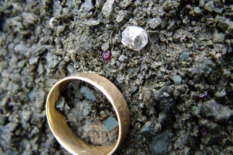 Abb.: Ein Diamant in seinem Wirtsgestein Kimberlit (Bild: R. Brown / U. Durham)