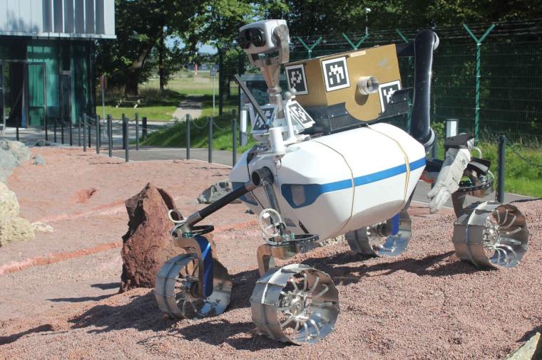 Abb.: Der DLR-Mondrover LRU-1 (Lightweight Rover Unit) bahnt sich seinen Weg...
