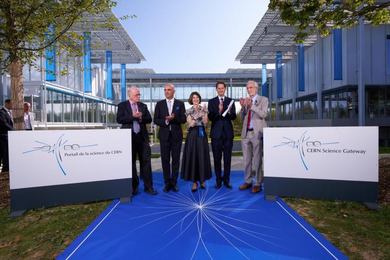 CERN-Generaldirektorin Fabiola Gianotti (Mitte) eröffnete das Science Gateway...