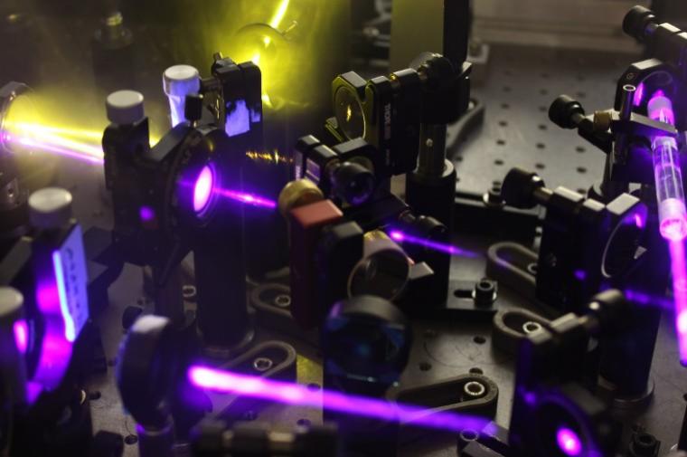 Abb.: Aufbauten für die ultraschnelle Laserspektroskopie neuartiger Halbleiter