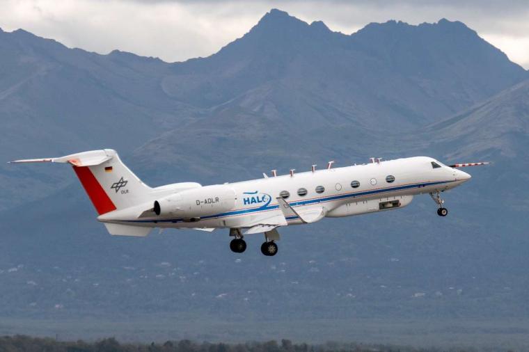 Abb.: Das Forschungsflugzeug HALO beim Start zu einem Messflug in Anchorage:...