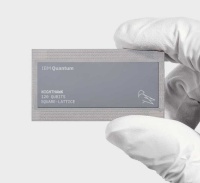 Jemand hält ein IBM Quantum Nighthawk Prozessor