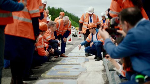Ortstermin auf der A6 mit Vertretern von Forschung und Politik.