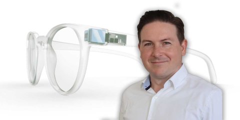 Mario Spiegl vor einer AR-Brille mit einem Trixel RGB-Lasermodul