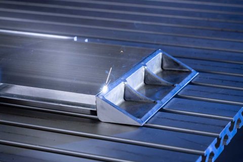 Das Fraunhofer IWS demonstriert im EU-Projekt ALBATROSS ein prozessstabiles Laserschweißverfahren für Aluminium-Druckguss und Strangpressprofile, das ohne Zusatzwerkstoff auskommt und rissfreie, porenarme Nähte im realen Bauteilmaßstab ermöglicht.