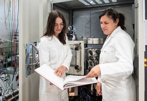 Chiara Menegus und Claudia Cancellieri an der HAXPES-Anlage