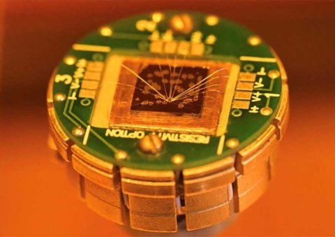 Das atomar dünne Material für winzige Speicherbausteine ist hier als Cluster aus goldenen Punkten auf der Oberseite des Chips zu sehen.