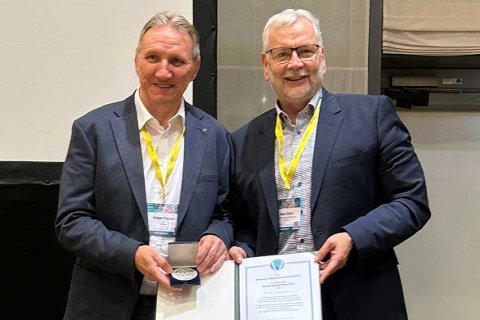 Holger Kersten (l.) empfängt die Medaille und die Urkunde des Rudolf-Jaeckel-Preises 2025 von DVG-Präsident Sven Ulrich.