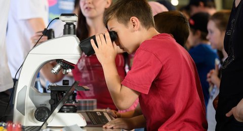 Physik hautnah erleben bei der Langen Nacht der Quantenphysik am 14. November an der Uni Würzburg.