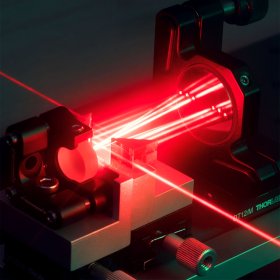 Multipass optisch-parametrischer Verstärker mit Laserstrahl