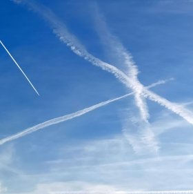 Kondensstreifen über Jülich, eingebettet in sehr dünne und daher kaum sichtbare Zirren.