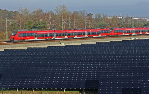 Photovoltaik-Anlage an einer Bahnstrecke