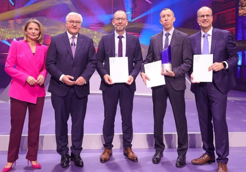 (v.l.) Moderatorin Yve Fehring, Bundespräsident Frank-Walter Steinmeier und die drei Presiträger