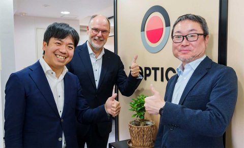 (l.–r.) Toshiyuki Nishimoto, Branch Manager Osaka, Dr. Thomas Renner, Vorsitzender TOPTICA Photonics SE (CSO), Taro Saito, Vorsitzender TOPTICA Photonics KK