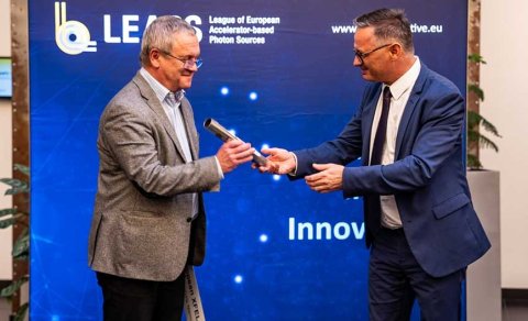 Serguei Molodtsov, Wissenschaftlicher Direktor am European XFEL, nahm den symbolischen Staffelstab stellvertretend für Thomas Feurer entgegen. (Foto: Joanna Kowalik)