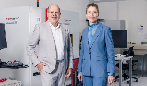 Christoph Harder, CEO von Swiss PIC, und Kirsten Moselund, Leiterin des Labors für Nano- und Quantentechnologien am Zentrum für Photonenforschung des PSI und Mitinitiatorin von Swiss PIC. Aufgenommen am Fertigungszentrum für photonische Integration, das am 24.11.2025 eröffnet wurde.