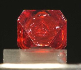 Ein Kristall des bleifreien Doppelperowskits Cs₂BiAgBr₆, in dem die Physiker unter Femtosekunden-Laseranregung die Erzeugung von Scher-Hyperschallimpulsen beobachtet haben.