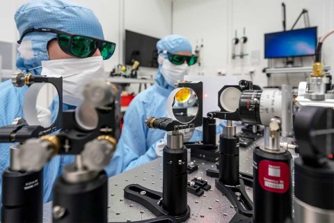 Spiegelaufbau im TRUMPF Reinraum für die Produktion des EUV-Lasersystems.