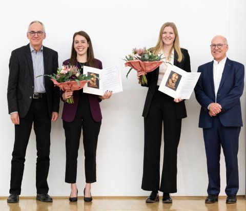 Die Schmelzerpreis-Verleihung 2025, die Preisträgerinnen Dr. Cristina Totis (2. v. l.) und Dr. Stefanie Bertschi (3. v. l.), mit Dr. Michael Scholz und Prof. Klemens Zink vom Verein Tumortherapie