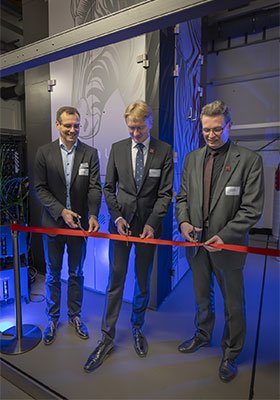 Dr. Arno Meingast (Thermo Fisher Scientific), PD Dr. Christian Schmelzer (Fraunhofer IMWS) und Dr. Dirk Schumann (Forschungsfabrik Mikroelektronik Deutschland, von links) nahmen das Gerät feierlich in Betrieb.