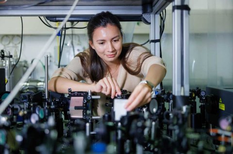 An der TELBE-Terahertz-Quelle untersucht Tatiana Aureliia Uaman Svetikova, wie ultradünne Dirac-Materialien Funksignale bei Raumtemperatur in wesentlich höhere Terahertzfrequenzen umwandeln können.