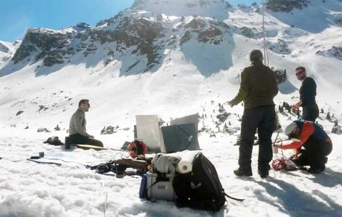 Forschende der TU Dresden bei Feldtests des Laser-Eisbohrers auf einem Gletscher in Österreich