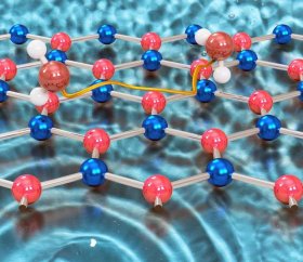 Wassermoleküle in Bewegung. Bildquelle: A. Tamtögl - TU Graz