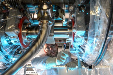 Hunderte von Einzelaufgaben wurden während der langen Installations- und Wartungsphase planmäßig abgeschlossen, darunter der Austausch von Pumpen, Filtern und Steuereinheiten im Kühlsystem des Beschleunigers. (Archiv-Foto: European XFEL)