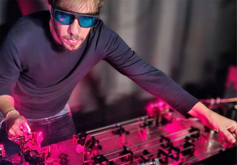 Emiliano Cortés in seinem Labor am LMU-Nanoinstitut. Quelle: Nano Energy Group