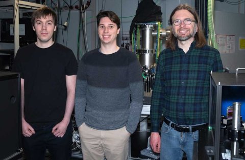 Die Kasseler Physiker Fabian Westmeier, Nicolas Ladda, Arne Senftleben (v.l.) vor ihrer experimentellen Apparatur.