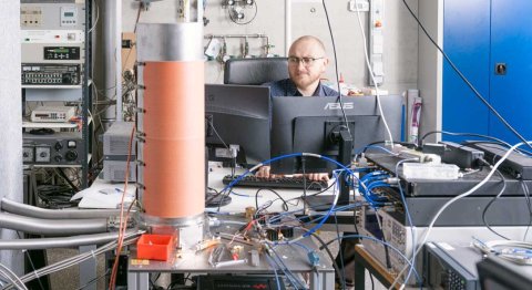 Forschende des KIT wollen Quantencomputer zuverlässiger machen. Sie untersuchen, wie Messungen Qubits stören und entwickeln Strategien, um Fehler zu vermeiden. (Foto: Amadeus Bramsiepe, KIT) Full size