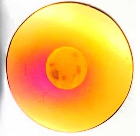 Zur Spektroskopie von Thorium-229 wurde eine dünne Schicht aus Thorium-229-Oxid auf eine polierte Edelstahlplatte aufgebracht. Die Abbildung zeigt die nach dem Aufbringen erhitzte und dadurch verfärbte Platte. Der Kreis in der Mitte markiert den Bereich mit dem abgeschiedenen Thorium-229-Oxid. (Foto/©: Lars von der Wense)