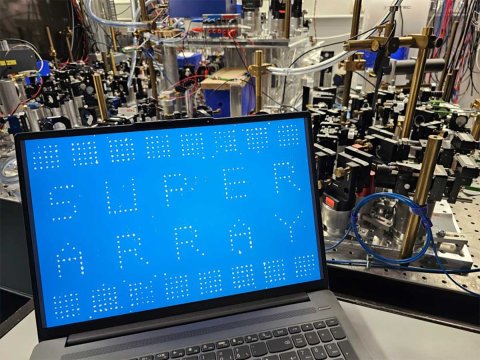Optisch kontrollierte Einzelatome dienen als Quantenbits einem zweidimensionalen Quantenprozessor.