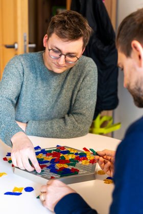 Das theoretische Modell des ISTA-Teams könnte als Hauptbedienfeld zur Konstruktion von Nanostrukturen dienen. Doktorand Maximilian Hübl und Assistenzprofessor Carl Goodrich mit einem vereinfachten Spielzeugmodell. © ISTA