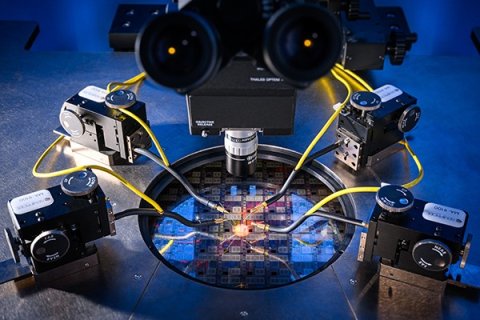 Fraunhofer IIS, Foto: BLEND 3 Frank Grätz
Labortest: Auf einem sogenannten Wafer messen Fraunhofer-Forschende Halbleiter-Teststrukturen.